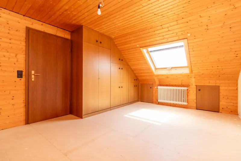 Holzverkleidetes Zimmer im Dachgeschoss