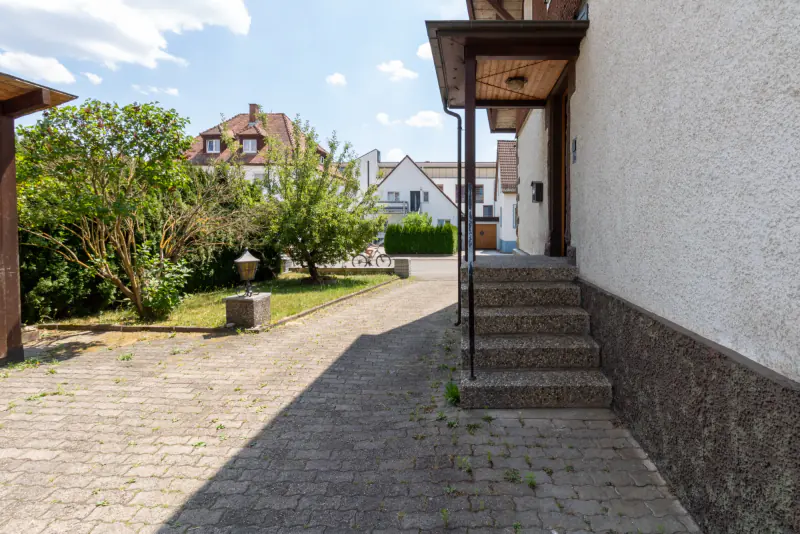 Garten mit Außentreppe am Haus