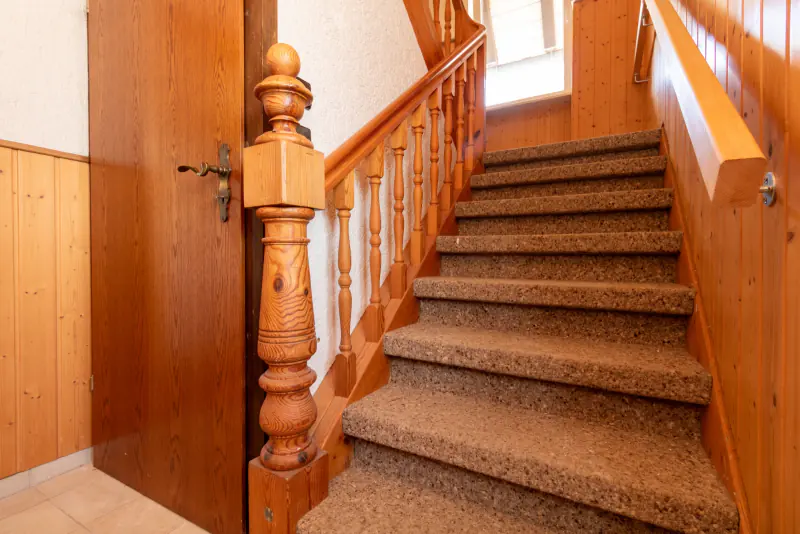 Holztreppe mit gedrechseltem Pfosten