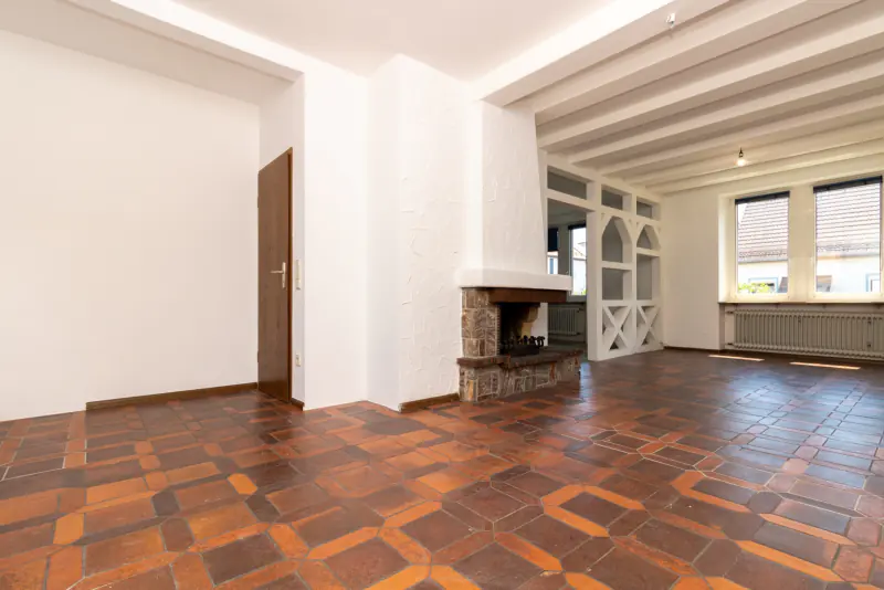 Wohn- und Essbereich mit Kamin und Fachwerk als Raumteiler