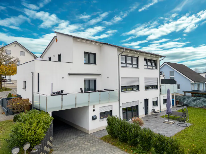 Dreifamilienhaus von 2015 am Ortsrand