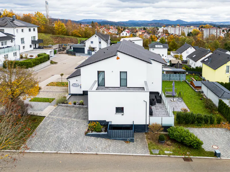 Luftbild von Haus und Grundstück