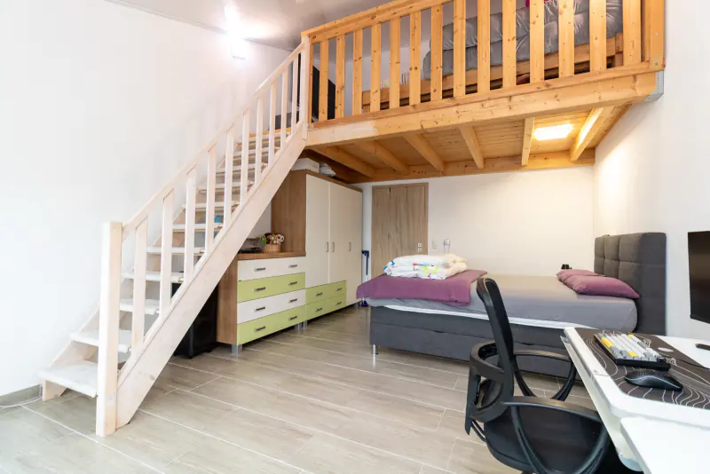 Schlafzimmer auf der Galerie unterm Dach