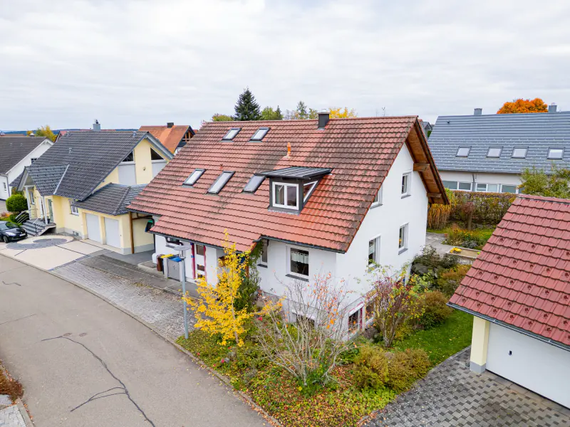Haus auf drei Ebenen mit Garten von schräg oben