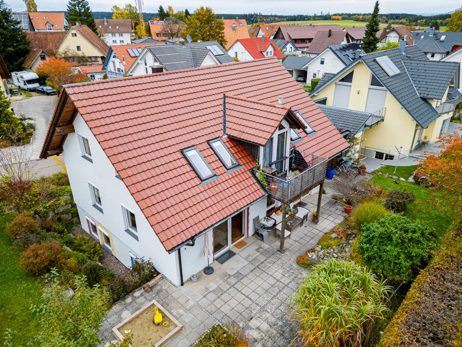 Haus mit rotem Ziegeldach und Garten von oben