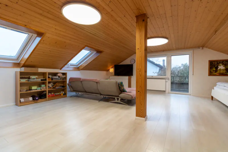 Ausgebautes Dachgeschoss mit Holzdecke und Dachfenstern