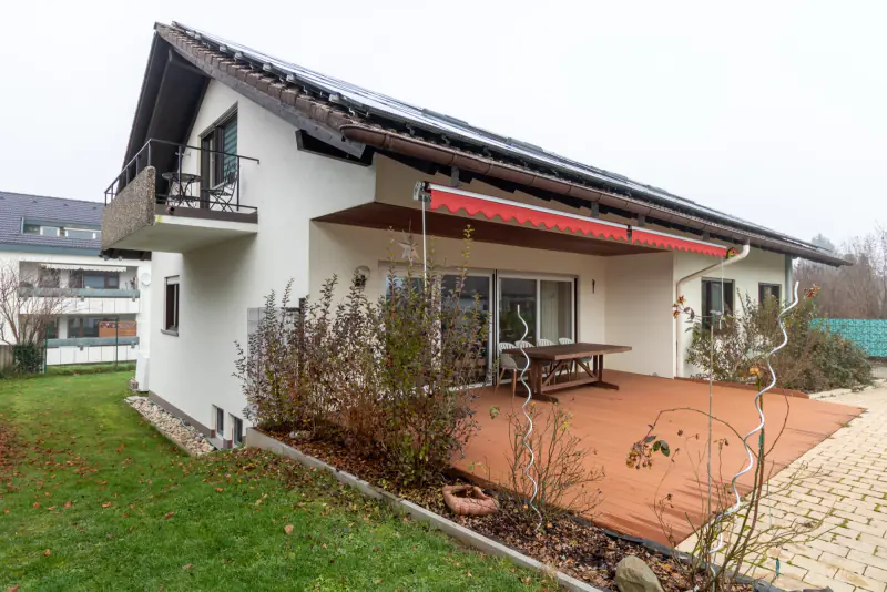 Garten mit Terrasse und Balkon darüber