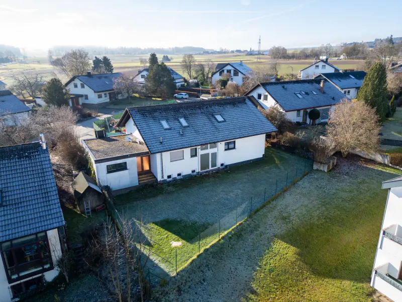 Haus und Grundstück von schräg oben
