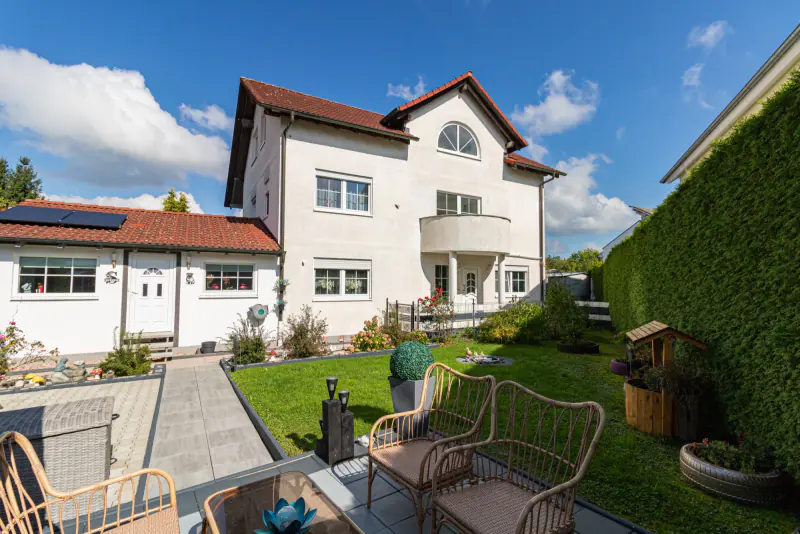 Garten mit gepflasterter Terrasse
