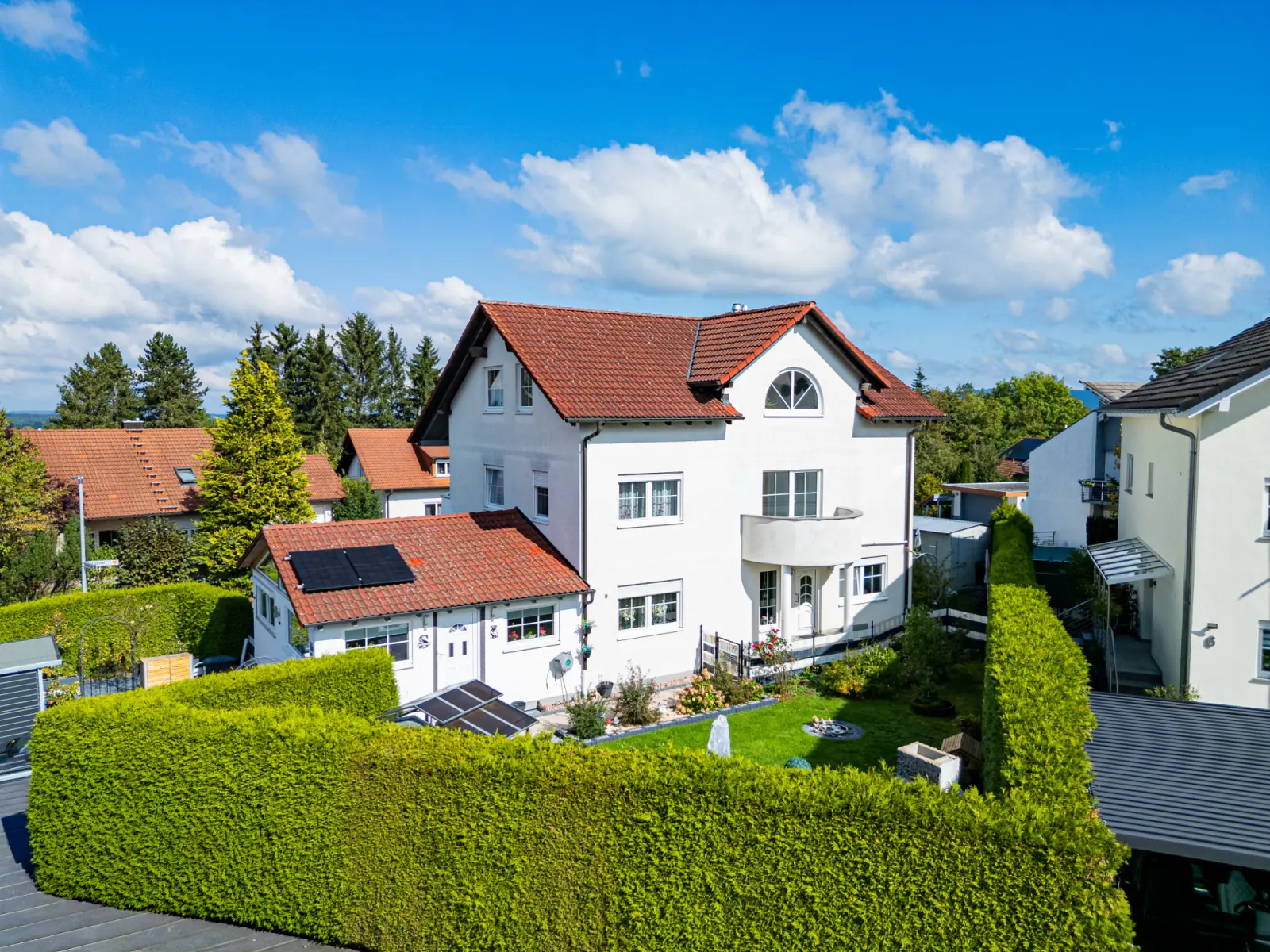 Haus mit Hecke und Garten von schräg oben