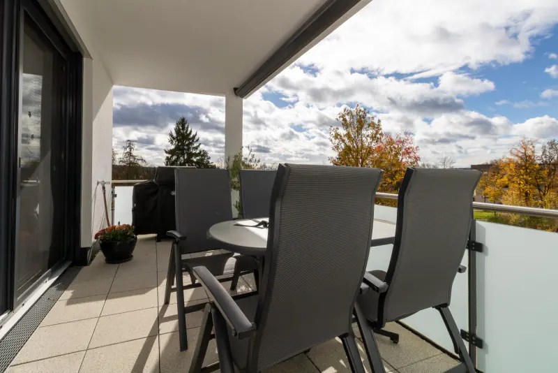 Überdachter Balkon mit Blick ins Grüne