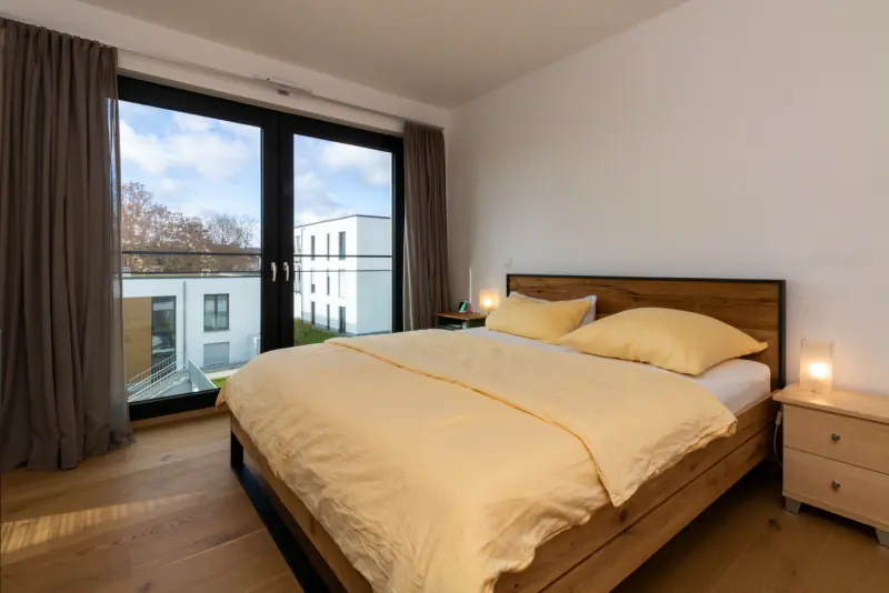 Schlafzimmer mit bodentiefen Fenstern