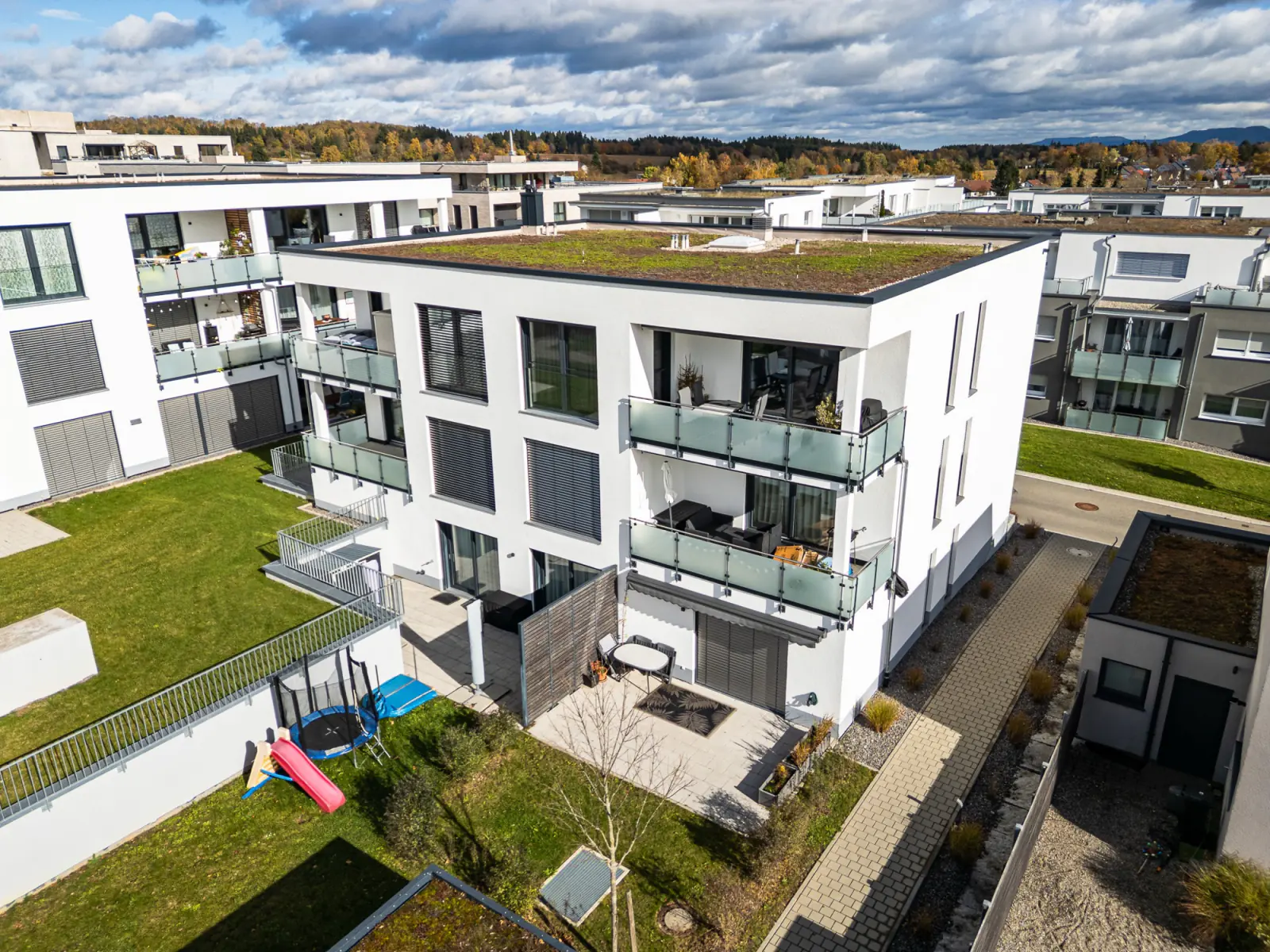 Neubau mit Balkonen und Gärten von oben