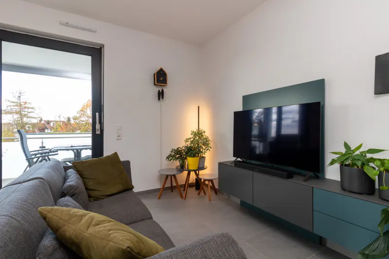 Wohnbereich mit Zugang zum Balkon