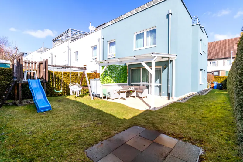 Garten mit überdachter Terrasse