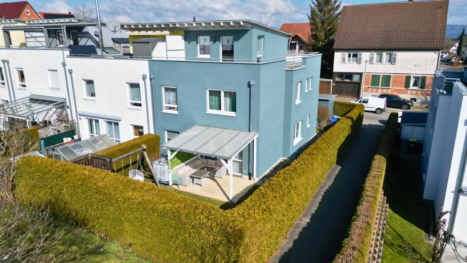 Reiheneckhaus mit Garten und Dachterrasse von schräg oben