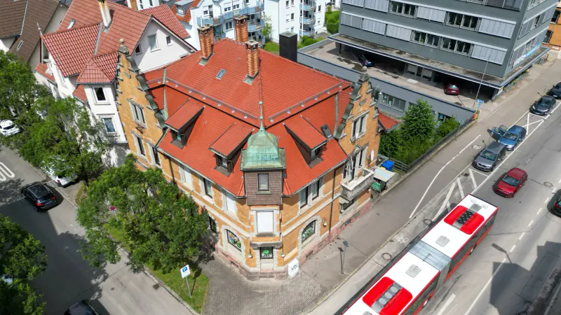 Eckhaus mit Türmchen und Klinkerfassade von schräg oben