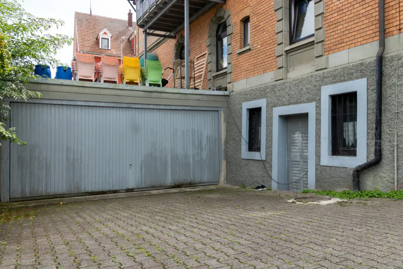 Hof mit Doppelgarage