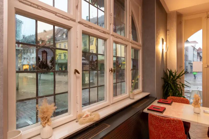 Fensterplätze im Café mit Blick in die Fußgängerzone
