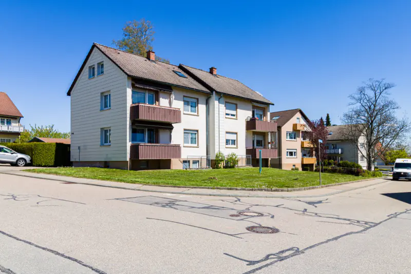 Außenansicht des ersten Hauses