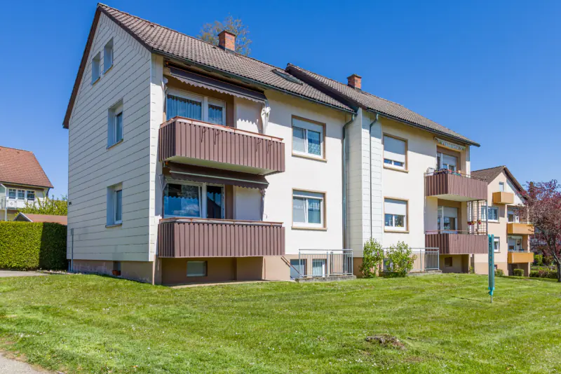 Mehrfamilienhaus von der Balkonseite