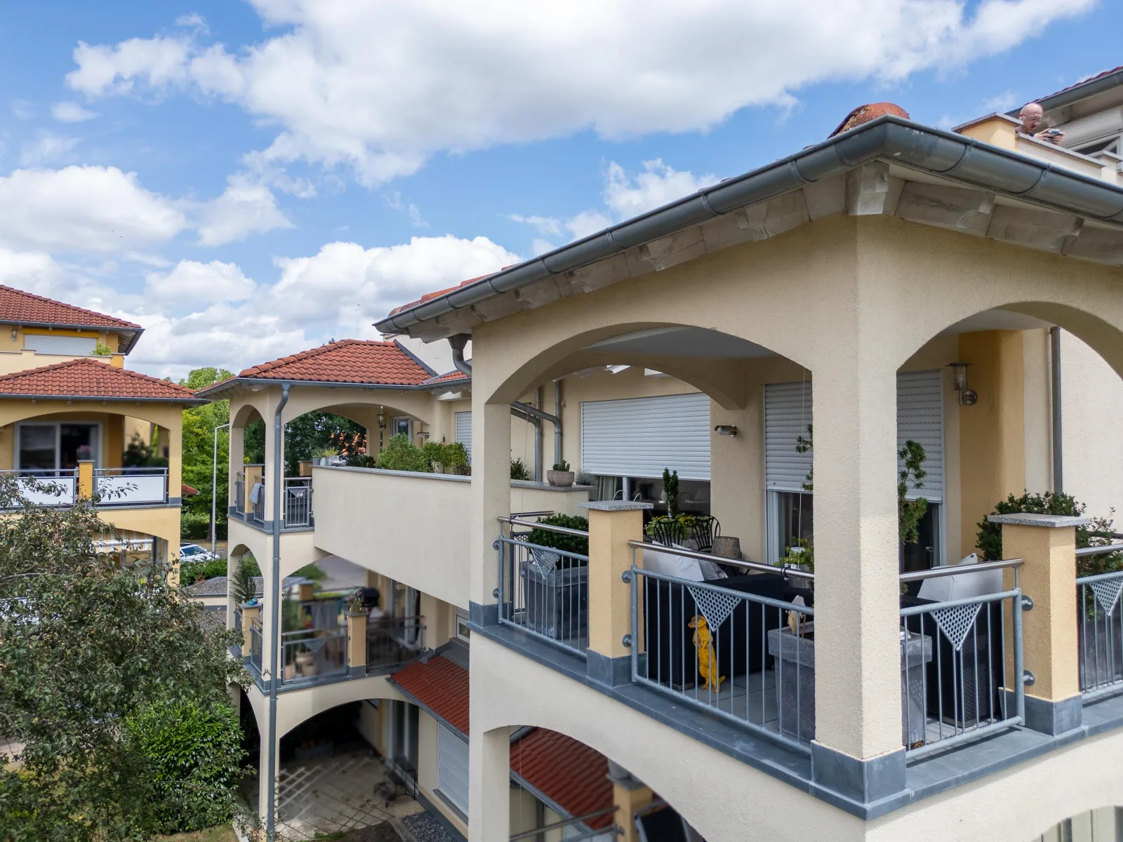 Außenansicht eines Mehrfamilienhauses mit überdachten Balkonen
