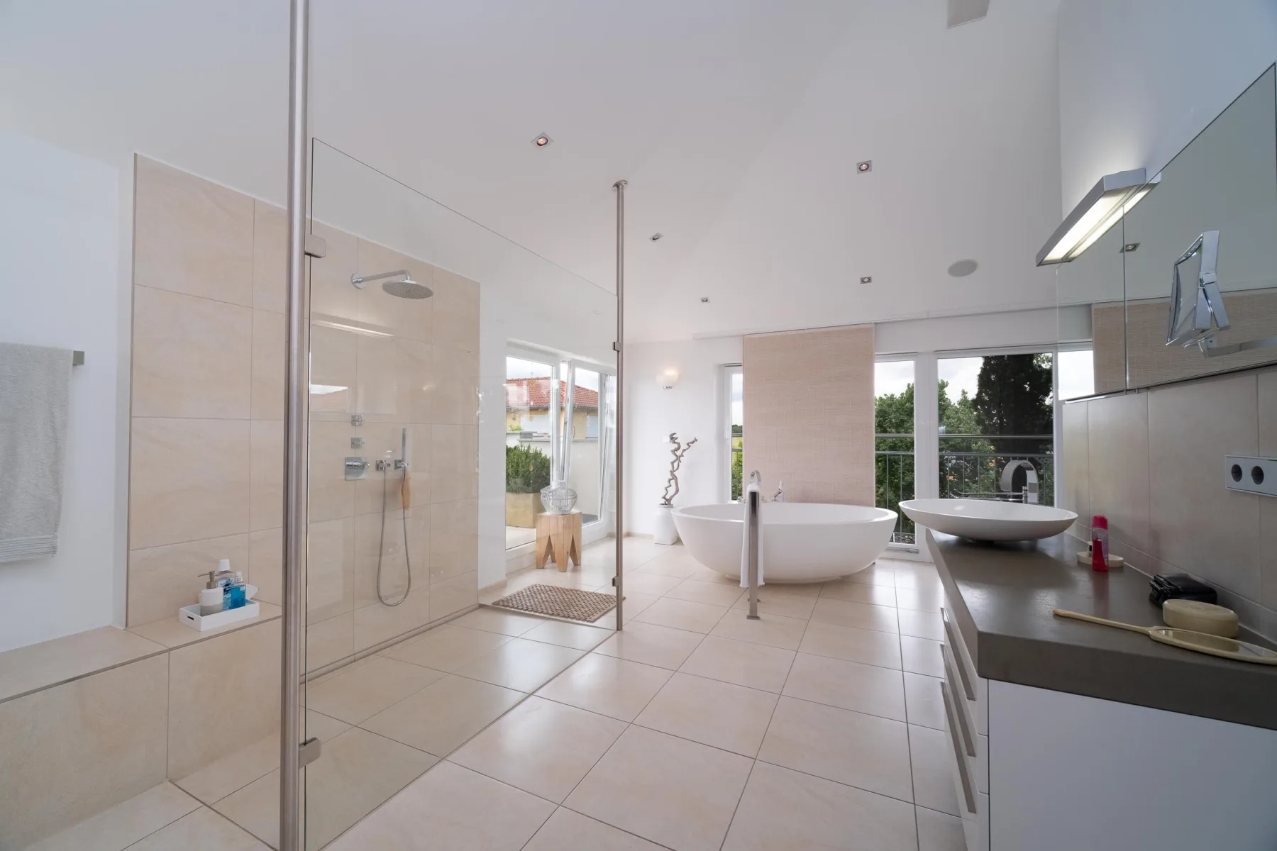 Helles Badezimmer mit freistehender Wanne und bodentiefer Dusche