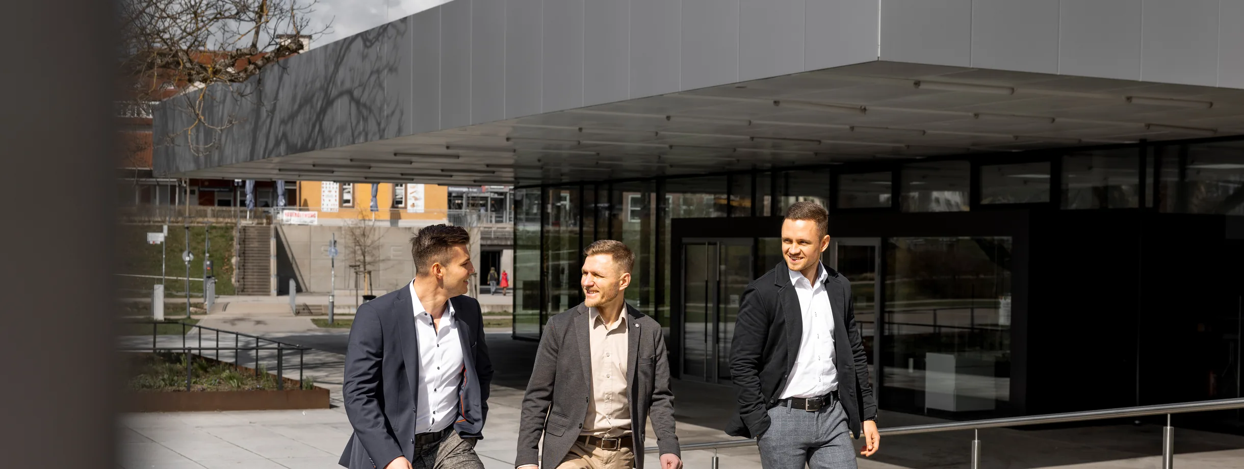 Das ONMAKLER-Team vor dem Büro in Trossingen
